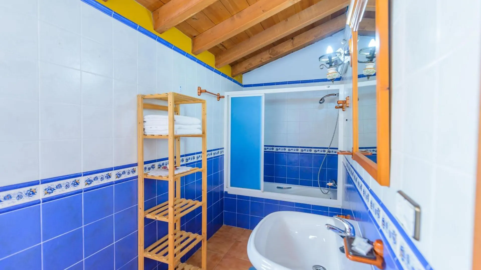 Casa Jardin Del Olivar Fuer 18 Personen Alcaucin